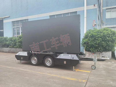 1697858114988300.jpg 0.3吨户外LED广告拖车I.jpg